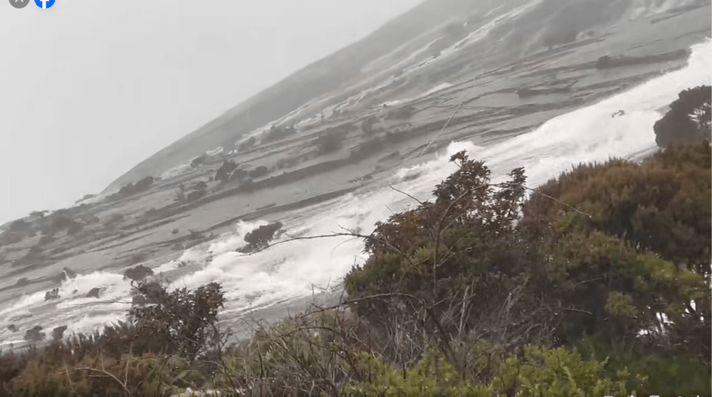 Mountain guides lead 155 climbers to safety as flash floods hit Mount Kinabalu (VIDEO)