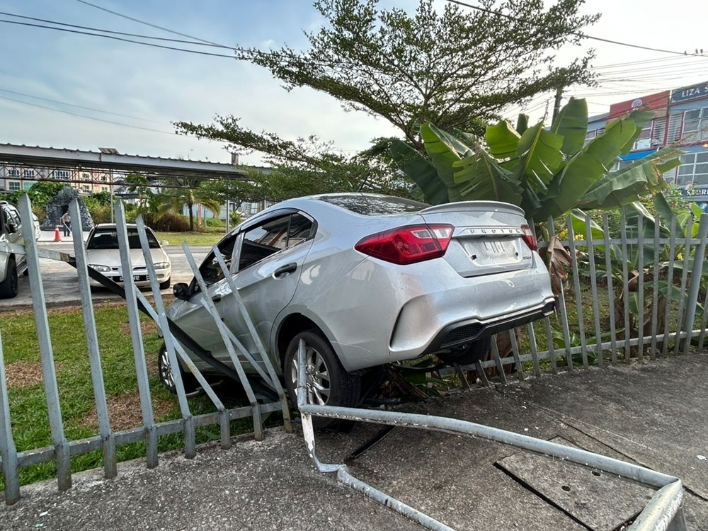 Car driven by woman in her 80s crashes into parked vehicles and school fence near Sungai Merah bazaar in Sibu, no injuries reported