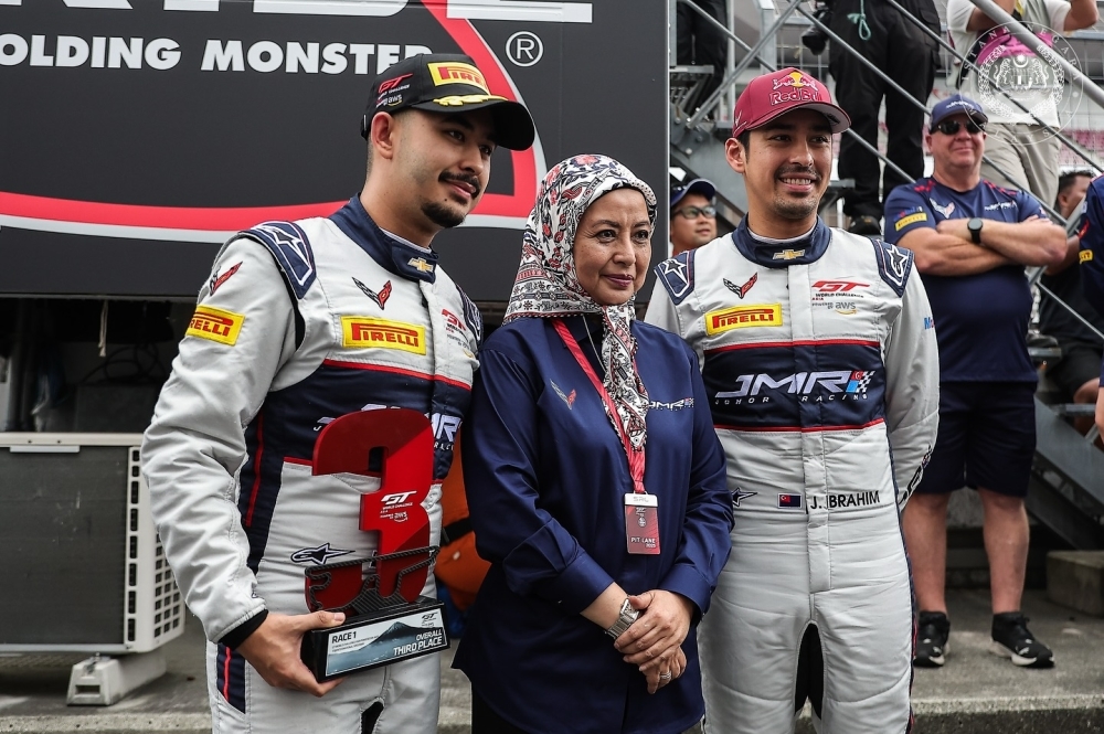 Malaysian royals shine at Fuji GT race as Tunku Abu Bakar claims third; Queen Raja Zarith Sofiah lends support (VIDEO)
