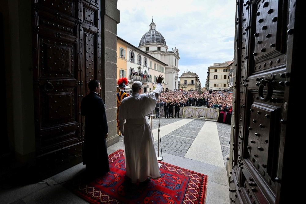 Pope Leo draws crowds to hilltop Italian village for first Angelus prayer, wishes peace for victims of war