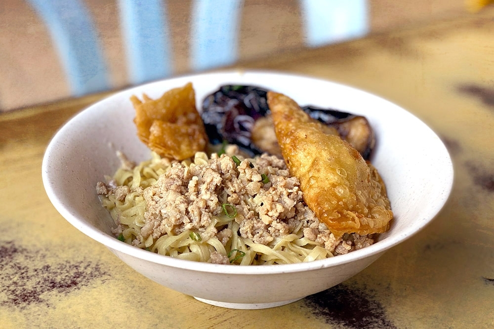 Don't forget the ‘yong tau foo' when you order Hakka mee at this ‘kopitiam' hidden inside Seremban's iconic Templer Flats