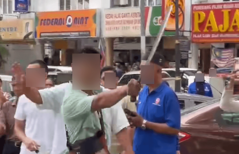 Trader seen waving machete at police, DBKL in viral video charged with intimidation