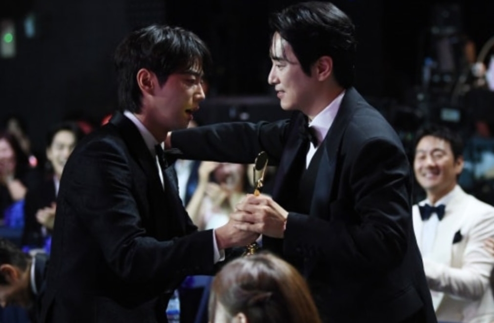 Lee Jun-young's Blue Dragon award mix-up ends in laughs, a hug and a dinner invite from Lee Jun-hyuk (VIDEO)