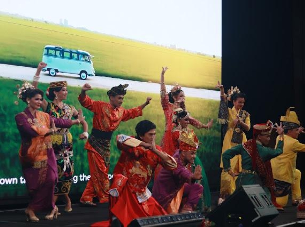 Amid tourism industry crackdown, Tourism Ministry issues 13 notices