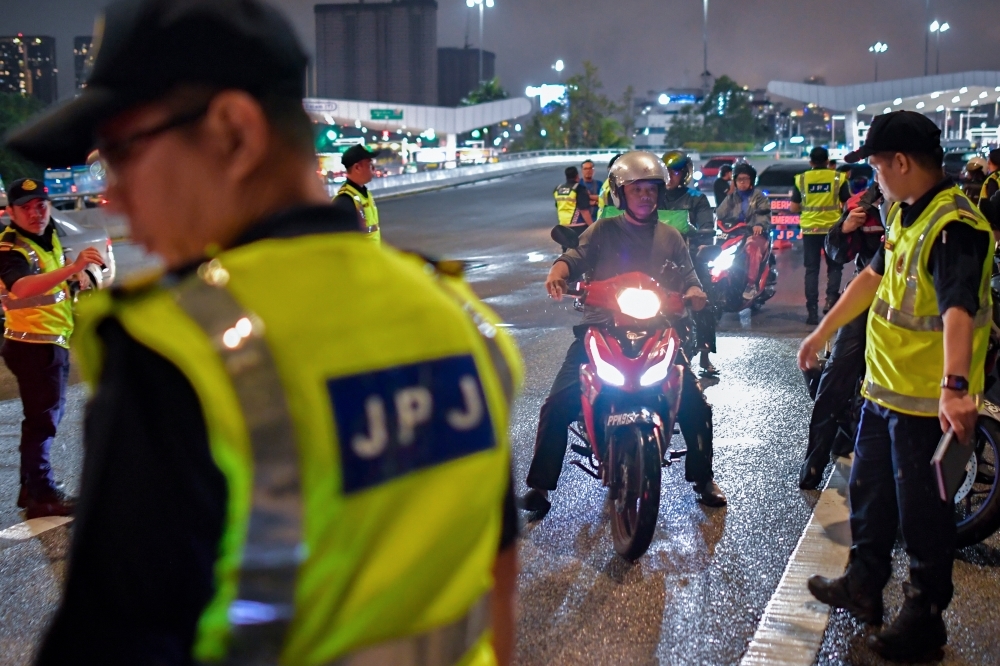 JPJ: Temporary travel pass bearing Pahang JPJ director's name fake