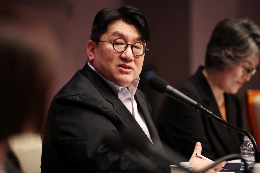 Police seek search warrant for HYBE chairman Bang Si-hyuk over alleged stock fraud