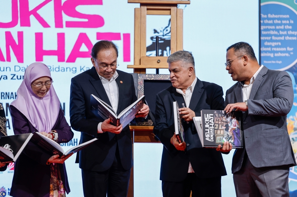 At Zunar's book launch, Anwar vows judicial independence while blasting hypocrisy of new champions