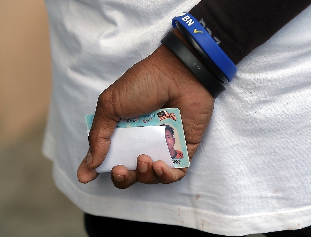 Here's how to check if your MyKad is damaged before swiping for the RM100 Sara aid