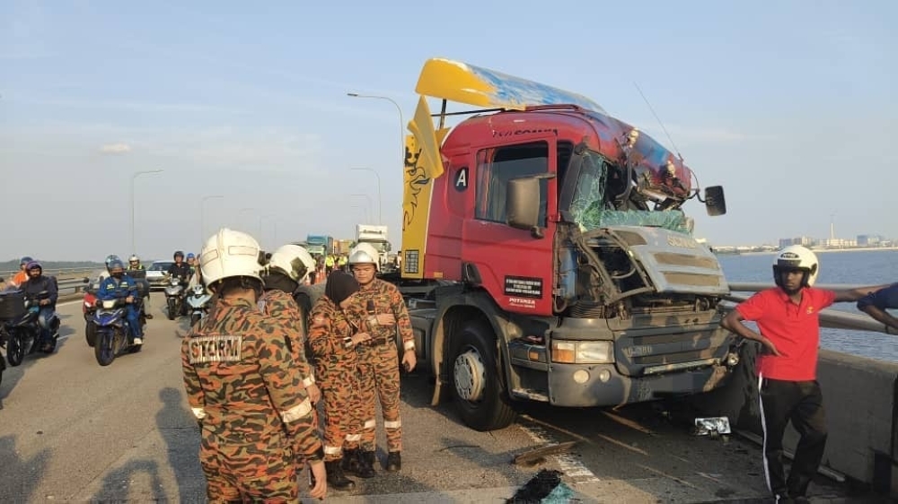 A day after spill drill, chemical-laden trailer falls into sea at Second Link