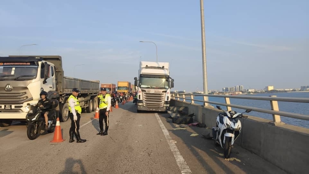 Bomba gives ‘all clear' at Second Link following chemical trailer accident