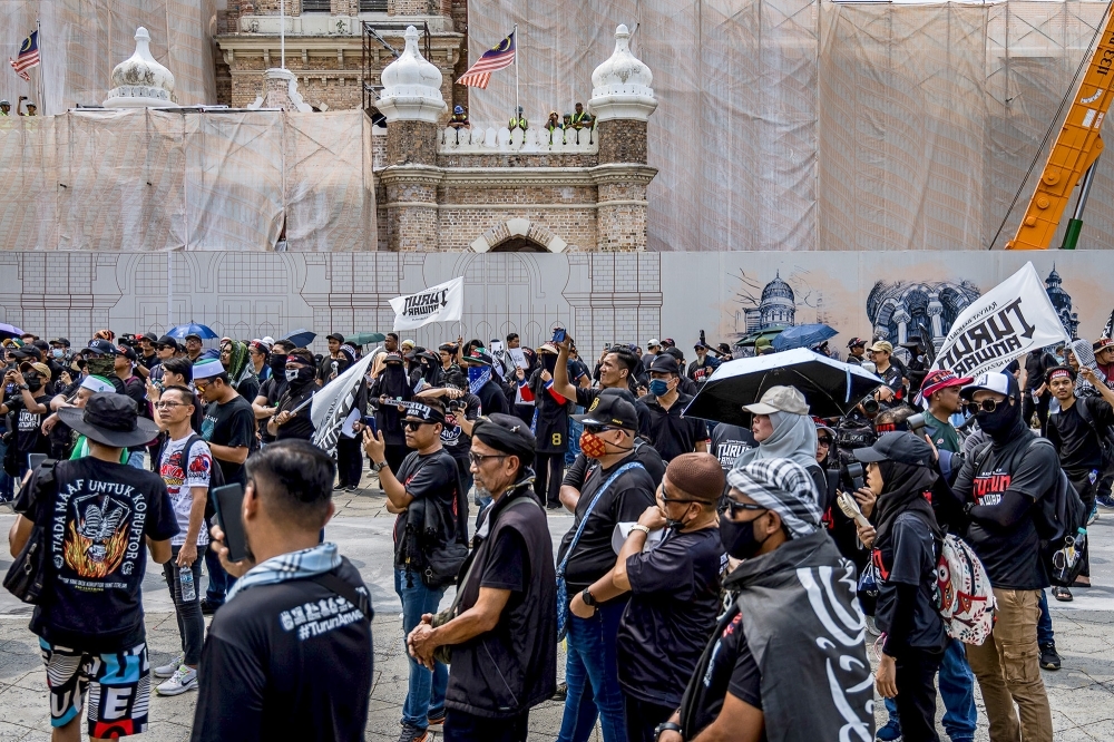 Cops shut down ‘Turun Anwar' stage at Dataran Merdeka over safety, lack of DBKL approval