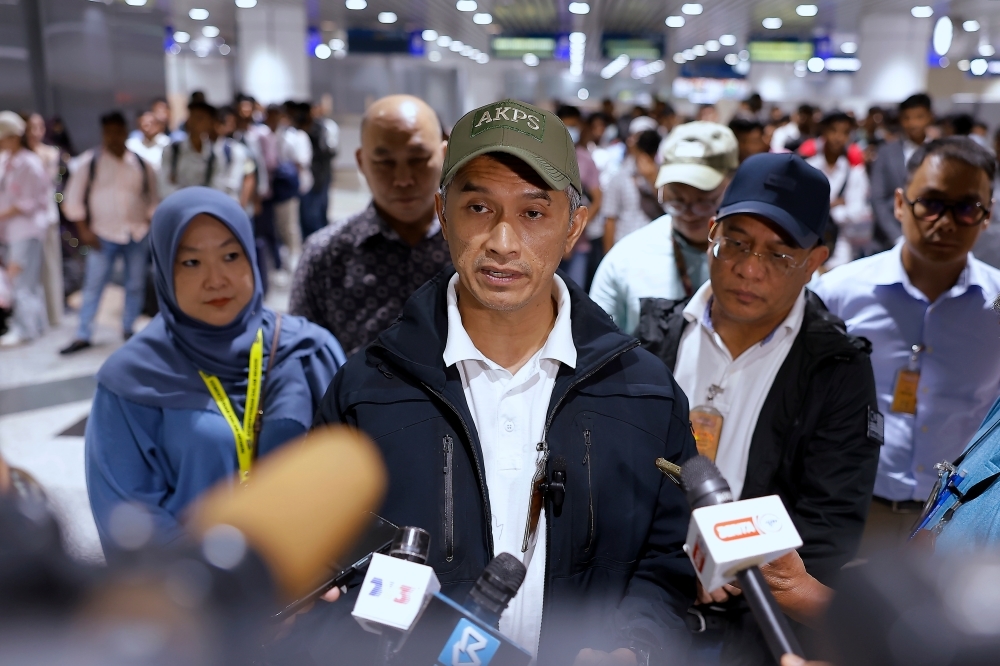 Home Ministry awaits AKPS chief's full report on officers nabbed by MACC over ‘flying passport' bribes