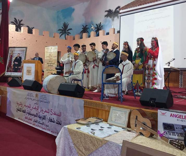 تكريم الفنان نعمان لحلو في اختتام المهرجان الوطني للموسيقة والتربية بمراكش