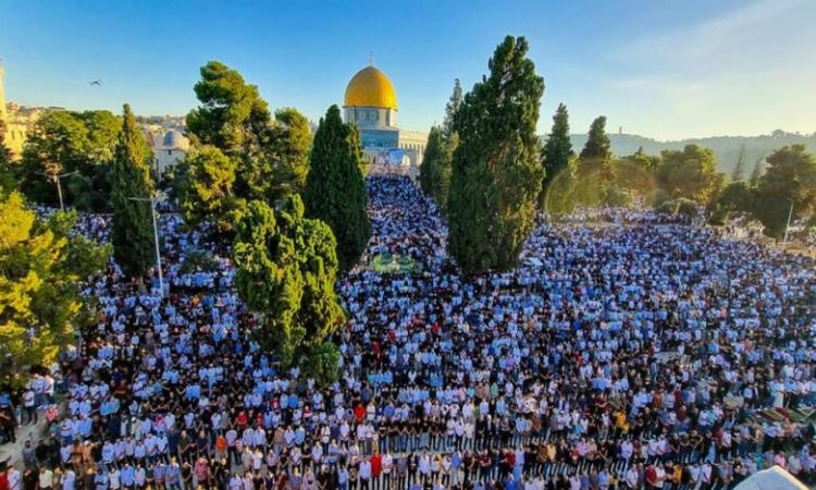 ‎50 ألفا يؤدون صلاة الجمعة فى المسجد الأقصى وسط إجراءات عسكرية مشددة