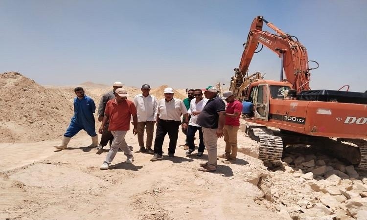 رئيس شركة مياه البحر الأحمر يتابع أعمال ازدواج خط مياه الكريمات