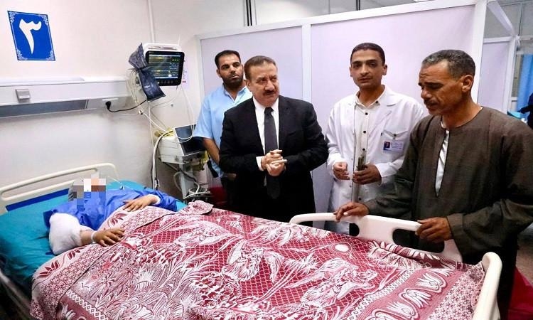 محافظ المنوفية يزور مصابي حادث الطريق الإقليمي بمستشفى شبين الكوم