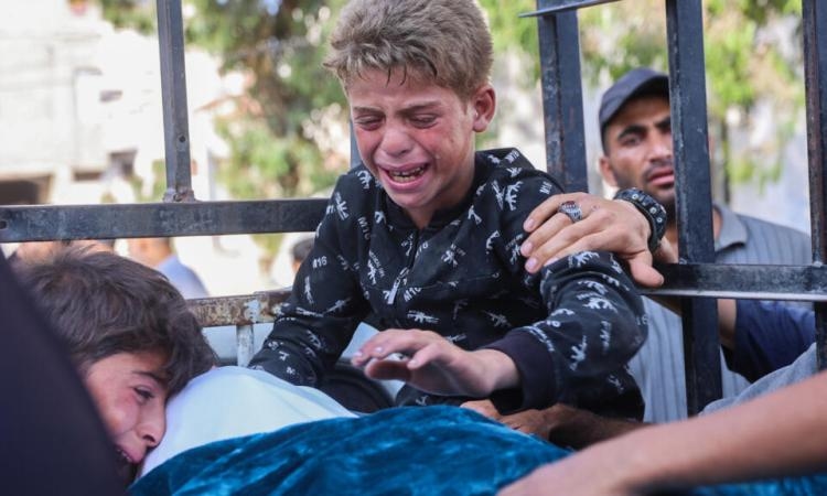 الدفاع المدني في غزة يعلن مقتل 14 فلسطينيا بنيران الجيش الاسرائيلي