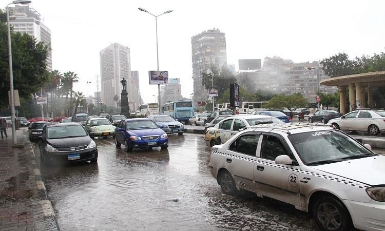 أستاذ مناخ: منخفض جوي سبب هطول الأمطار بالقاهرة