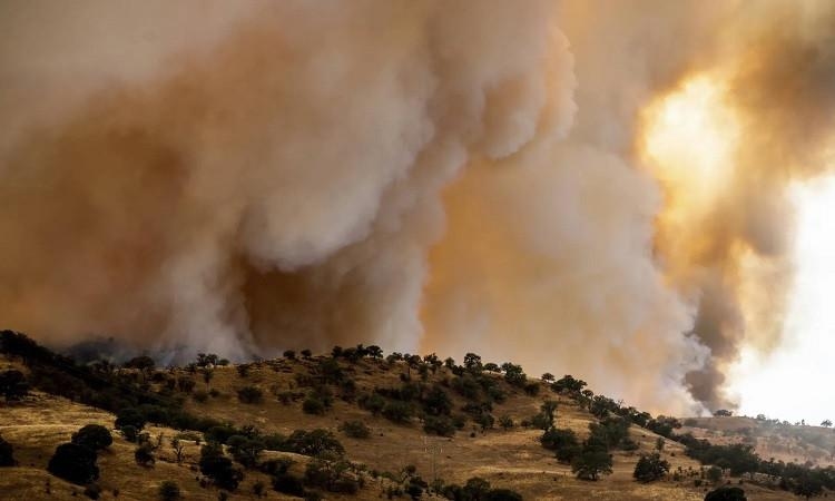 كاليفورنيا تواجه أكبر حرائق العام وتخشى صيفا خطرا