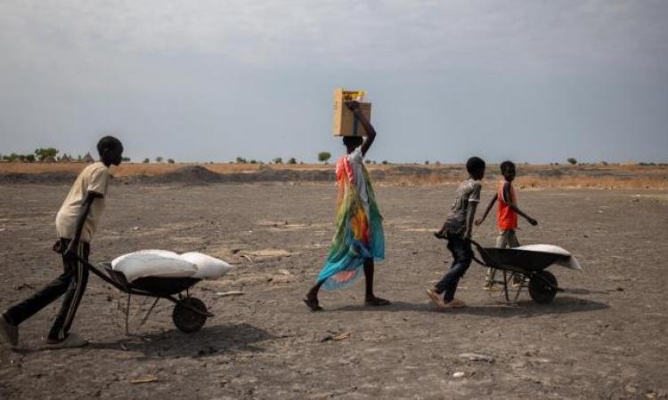 إسقاط جوي للمساعدات الغذائية في ولاية أعالي النيل بدولة جنوب السودان