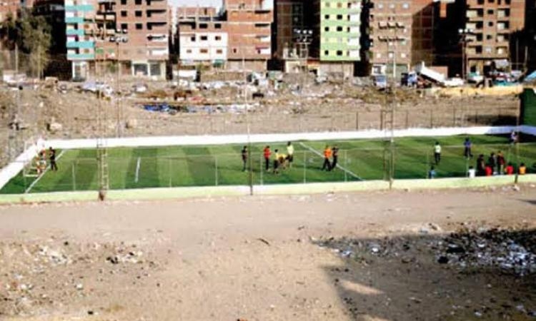 يؤجر أرضا في منطقة سكنية للعب الكرة..ما الحكم ؟