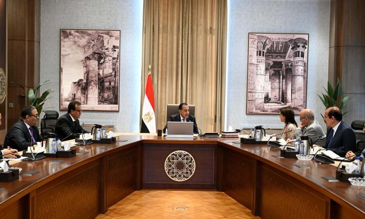 مدبولي يلتقي المدير الإقليمي لمنظمة الصحة العالمية لإقليم الشرق الأوسط