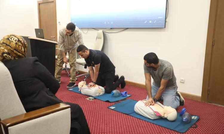 بالصور.. تدريب العاملين المدنيين بالداخلية على استخدام أجهزة الإنعاش (AED)