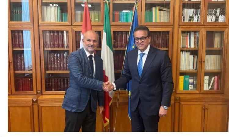 وزير الصحة يلتقي نظيره الإيطالي خلال زيارته لإيطاليا لمناقشة تعزيز التعاون
