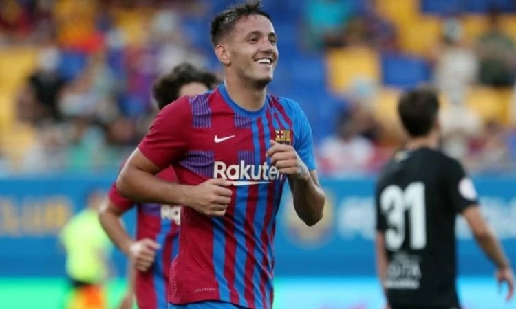 الشارقة يضم لاعب برشلونة السابق "ري ماناج"
