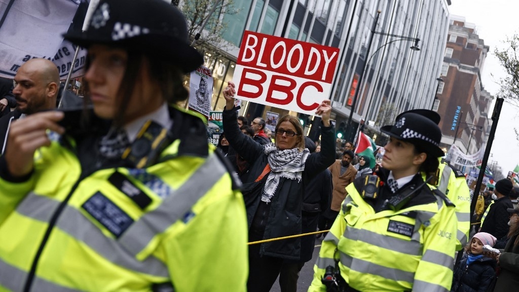 Media figures demand resignation of pro-Israel BBC board member Robbie Gibb