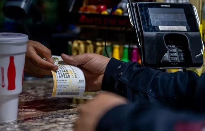 حكاية "أكبر خدعة يانصيب" في التاريخ.. مصرفي يبتكر خطة خرافية لسرقة الحظ و95 مليون دولار