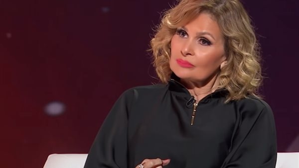 يسرا تعلق على صورة الزعيم عادل إمام بصحبة أسرته: مبروك لحبيبي الكبير وزوجته