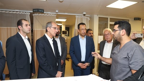 وزير الاتصالات يزور المصابين في حريق سنترال رمسيس بمستشفيات المنيرة ودار الفؤاد وصيدناوي والقبطي