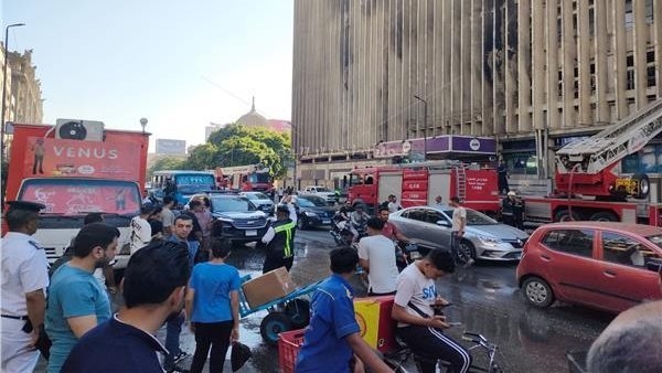 فتح شارع رمسيس بشكل جزئى أمام حركة السيارات بعد السيطرة على حريق السنترال