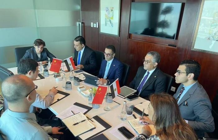 أخبار الاقتصاد : وزير الاستثمار يعقد لقاءات مع 6 شركات صينية كبرى للاستثمار بالسوق المصرى