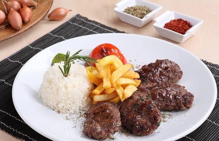 عالم المرأة : طريقة عمل كفتة الأرز على الطريقة التقليدية.. لو بتدورى على أكلة سريعة