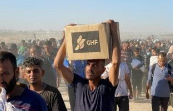 أخبار عربية : هآرتس: جنود إسرائيليون يطلقون النار على فلسطينيين قرب مواقع توزيع المساعدات بغزة