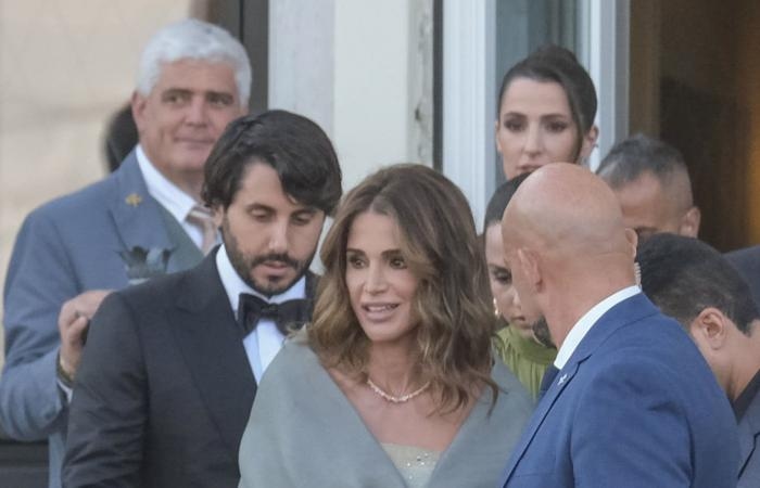 أخبار العالم : بطلّة ملكية ساحرة.. الملكة رانيا تتألّق في حفل زفاف بيزوس وسانشيز