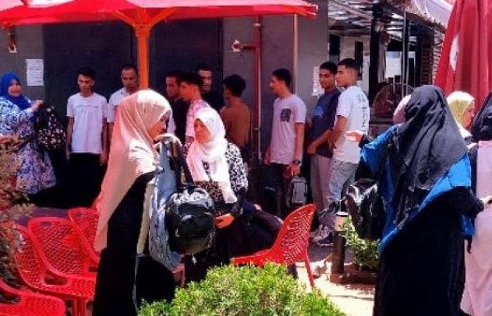 أخبار مصر : بالدعاء.. الأهالي يدعمون أبناءهم خلال امتحانات اللغة الأجنبية الأولى بالقليوبية