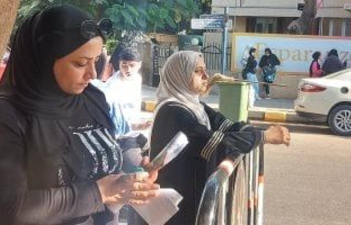 تقارير مصرية : بدعوات صامتة.. الأمهات يترقبن دخول الأبناء للجان امتحان اللغة الأجنبية الأولى