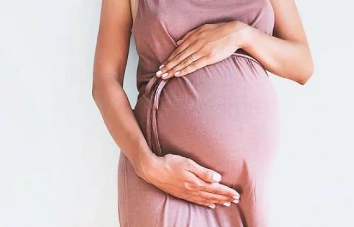 عالم المرأة : روتين العناية بالبشرة للحامل في الصيف.. 5 خطوات تحميها من أثر الحر والهرمونات