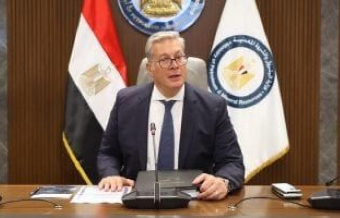 تقارير مصرية : وزيرا البترول والعمل يتوجهان إلى منطقة جبل الزيت لمتابعة حادث انقلاب للبارج البحري