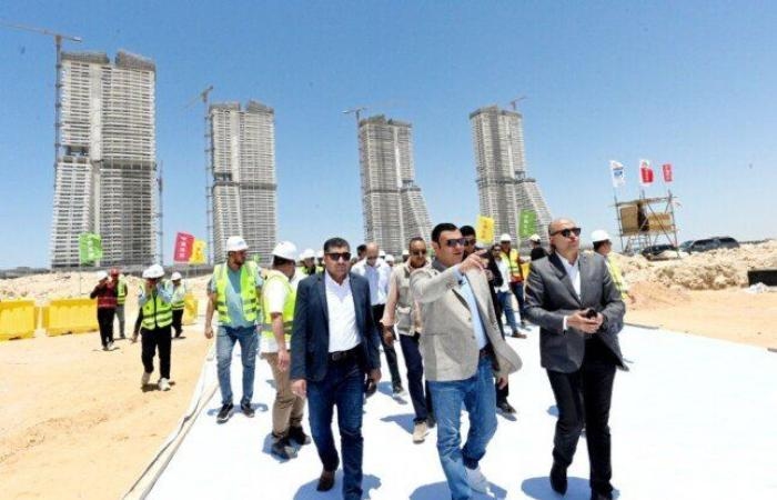 وزير الإسكان يتفقد أبراج «الداون تاون» وبحيرات «كريستال لاجون» بمدينة العلمين الجديدة