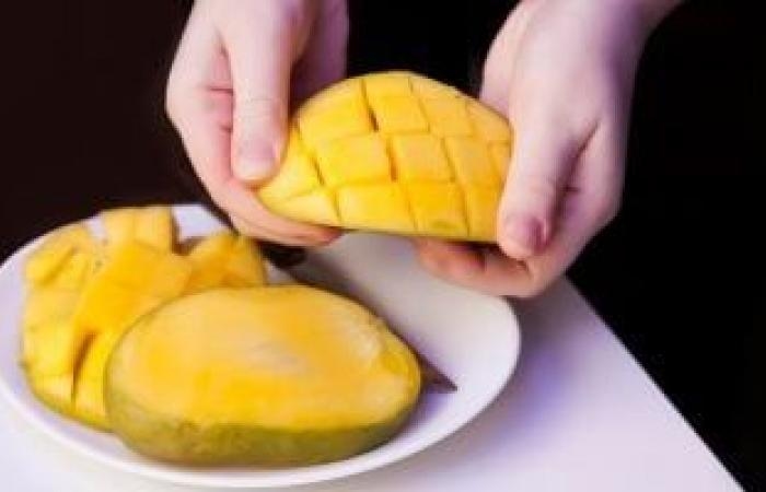 صحة وطب : فاكهة الصيف المفيدة.. إزاى تاكل المانجو من غير زيادة فى الوزن
