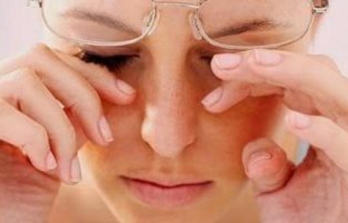 صحة وطب : وخز العين واحمرارها بعد التحديق فى هاتفك قد يكون علامة على هذا المرض