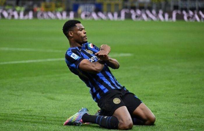 مانشستر سيتي يزاحم برشلونة في سباق التعاقد مع دومفريس