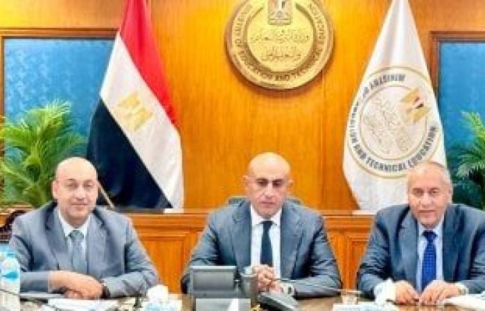 تقارير مصرية : وزير التعليم يوجه بتنظيم توزيع كتيبات المفاهيم للثانوية