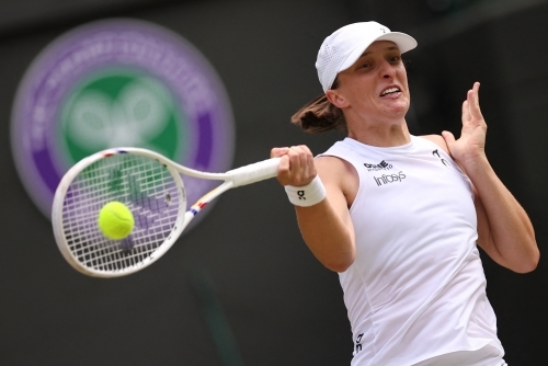 Swiatek reaches Wimbledon semis