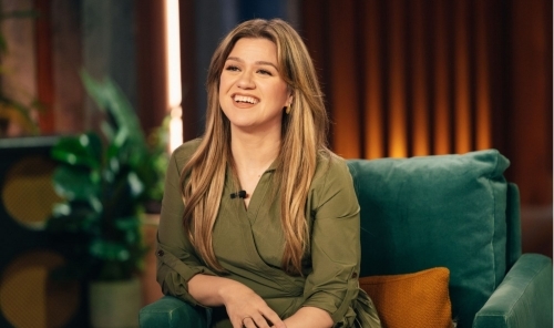 Kelly Clarkson's son hates brushing his teeth