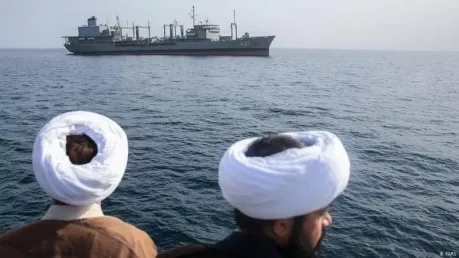 طهران تدفع بورقة البحر الأحمر.. مليشيا الحوثي تُعاود مهاجمة السفن
